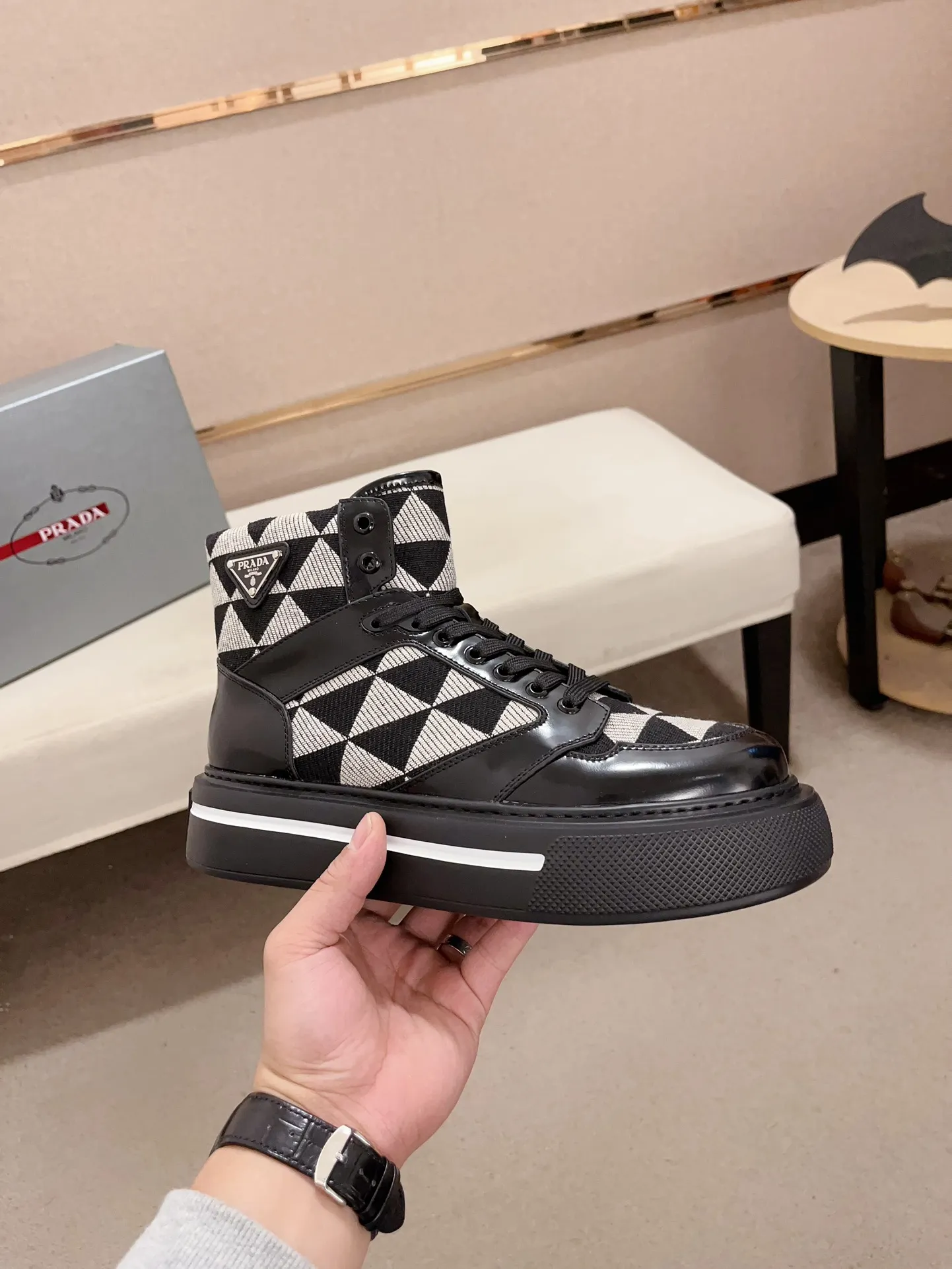 Men's shoes 💰 620💰 ✔️✔️✔️High-quality new PRADA counters are launched at the same time. The new men's shoes and 😘fabric are made of selected first-layer cowhide and triangle △ fabric. Lining: Full cowhide lining. 👍🏿 High-end ☄️ air-cushion molded anti-slip rubber outsole, exquisite lines, simple and elegant, comfortable and high-end for leisure travel. Code number: 38 to 44. 45 can be customized and cannot be returned or exchanged!